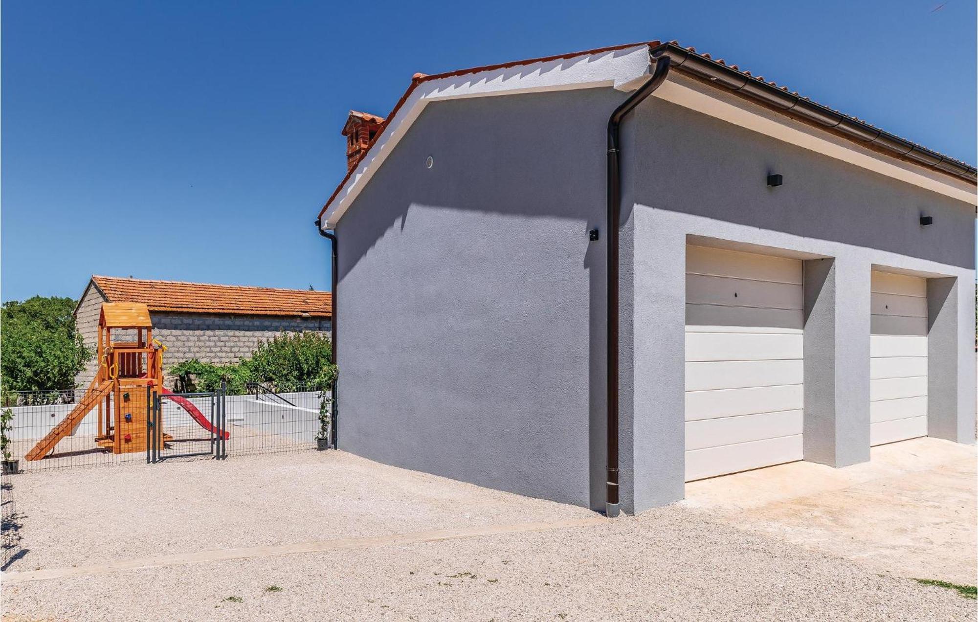 1 Bedroom Stunning Apartment In Pola Esterno foto