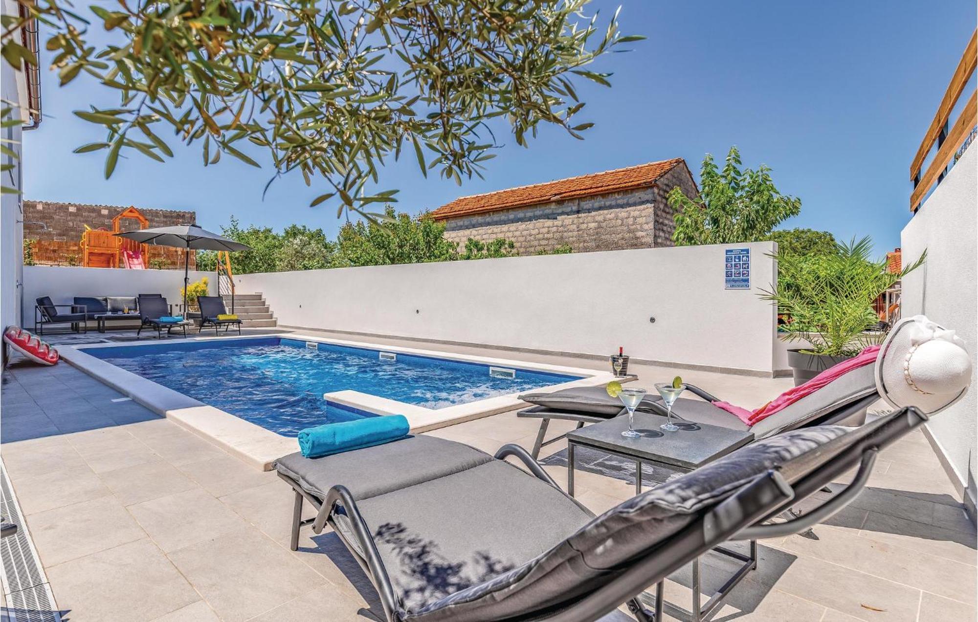 1 Bedroom Stunning Apartment In Pola Esterno foto