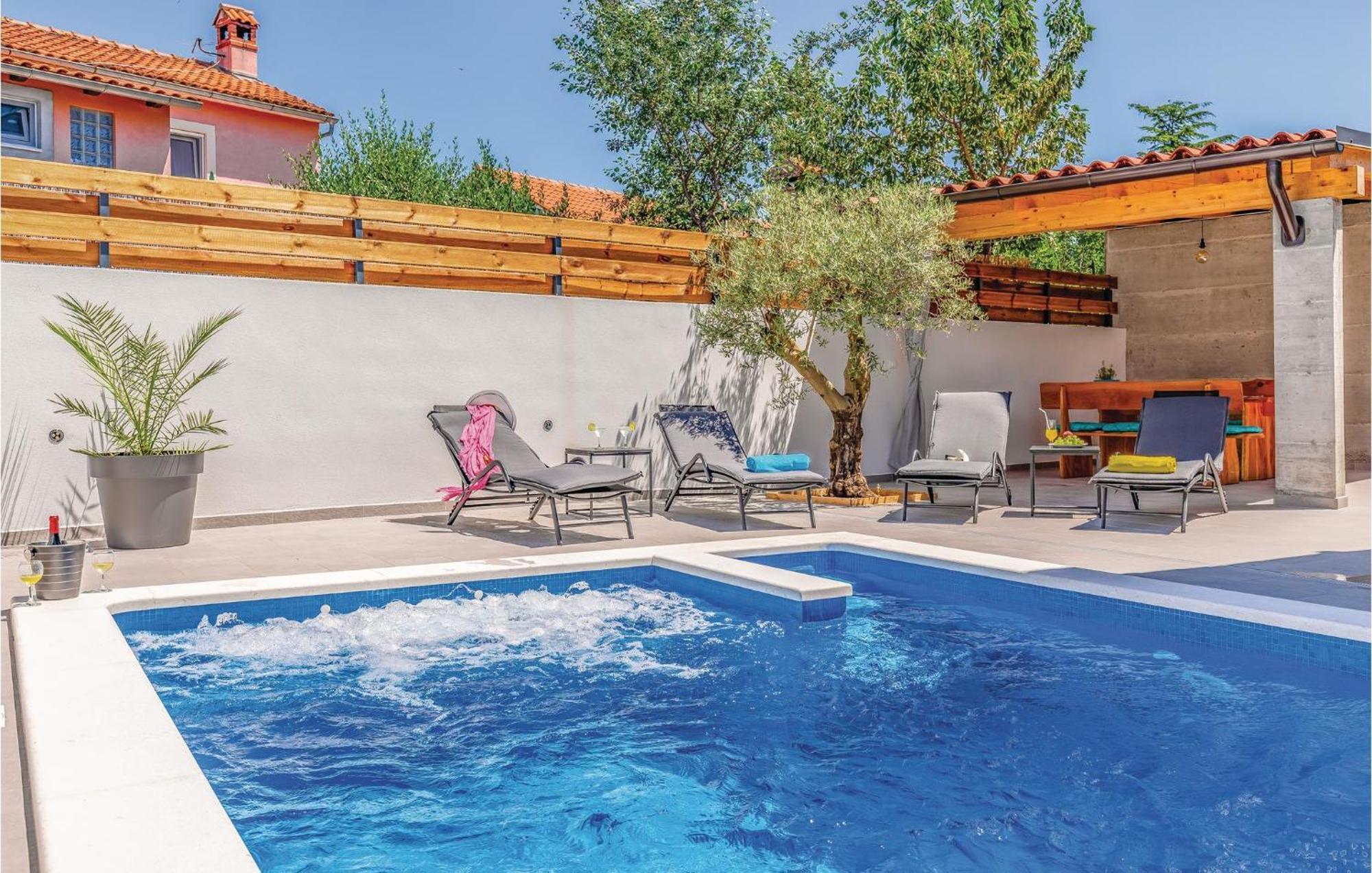 1 Bedroom Stunning Apartment In Pola Esterno foto